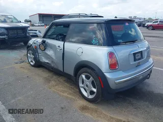 2003 MINI Hardtop z VIN WMWRC334X3TC43283, wystawiony jako IAAI lot #42112892 z przebiegiem 87 513 mil mil oraz . Historia ofert i sprzedaży dostępna na DreamBid. Obrazek 3.