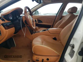 2010 Maserati Quattroporte S z VIN ZAM39JKA3A0052282, wystawiony jako Copart lot #58591175 z przebiegiem Nie podano mil oraz Czysty tytuł • Clean title. Historia ofert i sprzedaży dostępna na DreamBid. Obrazek 7.