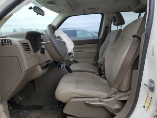 2007 Jeep Patriot Sport with VIN 1J8FT28W77D359282, listed as a Copart auction lot 44372385 with 194,152 mi miles and Salvage Title. Bid and sale history available at DreamBid. Image 7.