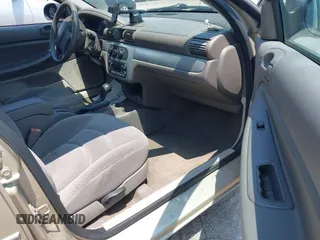 2006 Chrysler Sebring Touring z VIN 1C3EL56R86N114571, wystawiony jako IAAI lot #42470436 z przebiegiem 173 454 mil mil oraz . Historia ofert i sprzedaży dostępna na DreamBid. Obrazek 5.