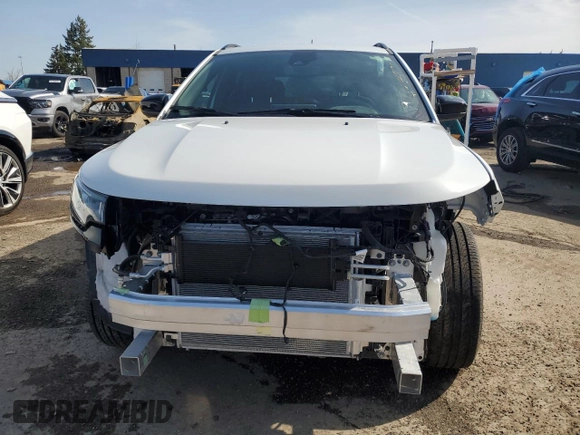 2024 Jeep Compass Latitude Lux z VIN 3C4NJDFN7RT104207, wystawiony jako Copart lot #47723925 z przebiegiem 14 935 mil mil oraz Szkoda całkowita • Salvage title. Historia ofert i sprzedaży dostępna na DreamBid. Obrazek 5.