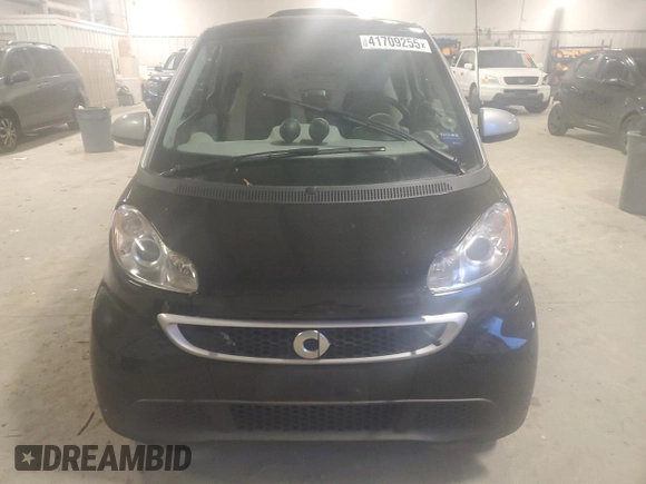 2013 Smart fortwo Passion z VIN WMEEJ9AAXDK673744, wystawiony jako Copart lot #41709255 z przebiegiem Nie podano mil oraz Tytuł czysty. Historia ofert i sprzedaży dostępna na DreamBid. Obrazek 5.