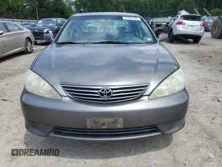 2005 Toyota Camry LE z VIN 4T1BE30K45U550097, wystawiony jako Copart lot #57962105 z przebiegiem 201 727 mil mil oraz Szkoda całkowita • Salvage title. Historia ofert i sprzedaży dostępna na DreamBid. Obrazek 6.