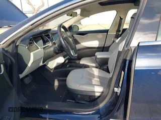 2014 Tesla Model S 60 z VIN 5YJSA1H11EFP30596, wystawiony jako IAAI lot #42235901 z przebiegiem 143 837 mil mil oraz . Historia ofert i sprzedaży dostępna na DreamBid. Obrazek 5.