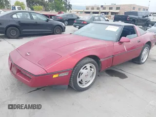 1989 Chevrolet Corvette z VIN 1G1YY2187K5119416, wystawiony jako IAAI lot #42124142 z przebiegiem 76 638 mil mil oraz . Historia ofert i sprzedaży dostępna na DreamBid. Obrazek 2.