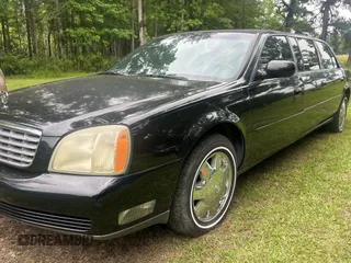2004 Cadillac DeVille Limousine z VIN 1GEEH90Y24U550055, wystawiony jako Copart lot #57705855 z przebiegiem 44 345 mil mil oraz Tytuł czysty. Historia ofert i sprzedaży dostępna na DreamBid. Obrazek 2.