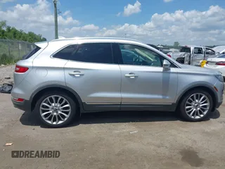 2015 Lincoln MKC z VIN 5LMCJ1A93FUJ25890, wystawiony jako IAAI lot #42125994 z przebiegiem 102 233 mil mil oraz . Historia ofert i sprzedaży dostępna na DreamBid. Obrazek 13.