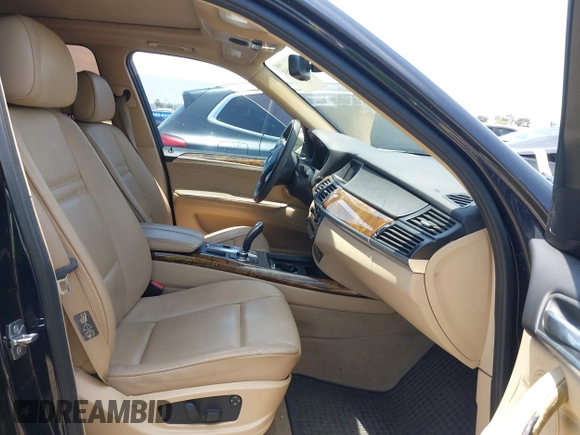 2010 BMW X5 35d z VIN 5UXFF0C5XALT84450, wystawiony jako IAAI lot #42401858 z przebiegiem 189 162 mil mil oraz . Historia ofert i sprzedaży dostępna na DreamBid. Obrazek 5.