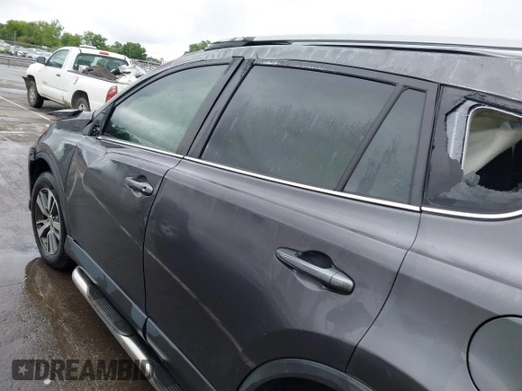 2018 Toyota RAV4 XLE z VIN JTMWFREV3JJ184752, wystawiony jako IAAI lot #42356452 z przebiegiem 79 532 mil mil oraz . Historia ofert i sprzedaży dostępna na DreamBid. Obrazek 15.