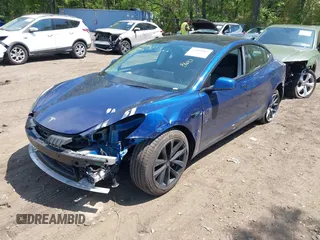 2022 Tesla Model 3 Long Range z VIN 5YJ3E1EB7NF180049, wystawiony jako IAAI lot #42188963 z przebiegiem 18 604 mil mil oraz . Historia ofert i sprzedaży dostępna na DreamBid. Obrazek 6.