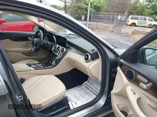 2019 Mercedes-Benz C 300 z VIN 55SWF8EB5KU300556, wystawiony jako IAAI lot #42367723 z przebiegiem 68 335 mil mil oraz . Historia ofert i sprzedaży dostępna na DreamBid. Obrazek 5.