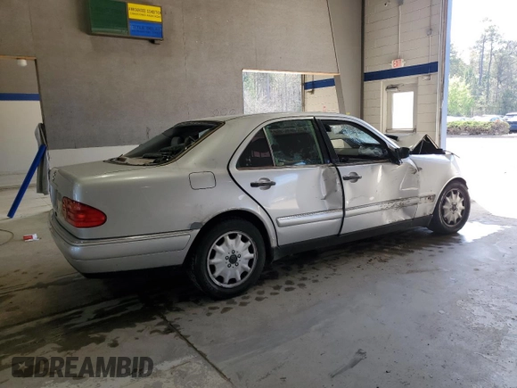 1999 Mercedes-Benz E 320 z VIN WDBJF65HXXA837426, wystawiony jako Copart lot #51084325 z przebiegiem Nie podano mil oraz Szkoda całkowita • Salvage title. Historia ofert i sprzedaży dostępna na DreamBid. Obrazek 3.