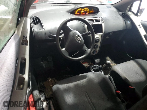 2010 Toyota Yaris z VIN JTDJT4K35A5280531, wystawiony jako Copart lot #47061135 z przebiegiem 151 744 mil mil oraz Szkoda całkowita • Salvage title. Historia ofert i sprzedaży dostępna na DreamBid. Obrazek 8.