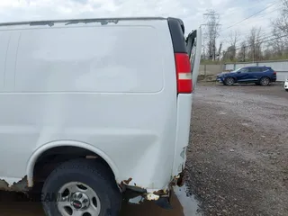 2003 GMC Savana z VIN 1GTFG25T831215242, wystawiony jako IAAI lot #41902381 z przebiegiem 260 499 mil mil oraz . Historia ofert i sprzedaży dostępna na DreamBid. Obrazek 6.