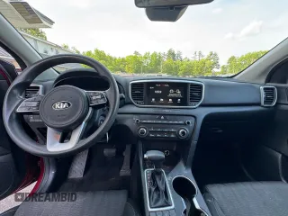 2021 Kia Sportage LX z VIN KNDPMCAC0M7906613, wystawiony jako Copart lot #59042605 z przebiegiem 183 811 mil mil oraz Czysty tytuł • Clean title. Historia ofert i sprzedaży dostępna na DreamBid. Obrazek 9.