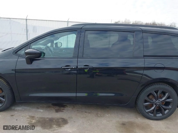 2020 Chrysler Pacifica Touring with VIN 2C4RC1FG8LR150537, listed as a IAAI auction lot 41704931 with 141,124 mi miles. Bid and sale history available at carsss.com. Image 15.