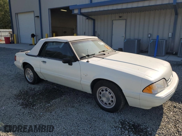 1993 Ford Mustang z VIN 1FACP44M9PF187992, wystawiony jako Copart lot #68557154 z przebiegiem 63 008 mil mil oraz Czysty tytuł • Clean title. Historia ofert i sprzedaży dostępna na DreamBid. Obrazek 4.
