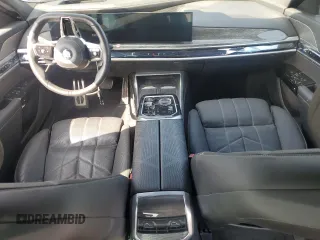 2024 BMW 7 Series 740i z VIN WBA23EH0XRCP69373, wystawiony jako Copart lot #76020204 z przebiegiem 9 981 mil mil oraz Czysty tytuł • Clean title. Historia ofert i sprzedaży dostępna na DreamBid. Obrazek 8.