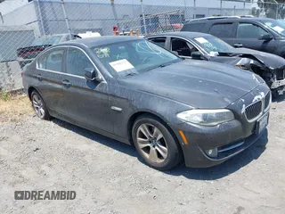 2012 BMW 5 Series 528i z VIN WBAXG5C54CDX04811, wystawiony jako IAAI lot #41901337 z przebiegiem 135 821 mil mil oraz . Historia ofert i sprzedaży dostępna na DreamBid. Obrazek 1.