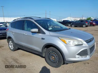 2013 Ford Escape SE z VIN 1FMCU9GX5DUD34978, wystawiony jako IAAI lot #42570946 z przebiegiem 133 408 mil mil oraz . Historia ofert i sprzedaży dostępna na DreamBid. Obrazek 1.