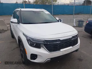 2024 Kia Seltos EX z VIN KNDER2AA6R7636179, wystawiony jako IAAI lot #41776681 z przebiegiem 15 591 mil mil oraz . Historia ofert i sprzedaży dostępna na DreamBid. Obrazek 1.