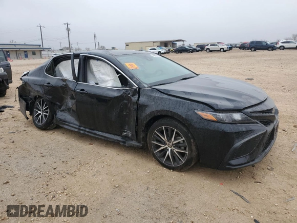 2022 Toyota Camry SE with VIN 4T1G11AK4NU621285, listed as a Copart auction lot 42972115 with 51,541 mi miles and Salvage Title. Bid and sale history available at carsss.com. Image 4.