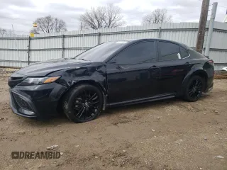 2023 Toyota Camry SE z VIN 4T1G11BKXPU077117, wystawiony jako Copart lot #49710105 z przebiegiem 37 920 mil mil oraz Szkoda całkowita • Salvage title. Historia ofert i sprzedaży dostępna na DreamBid. Obrazek 1.