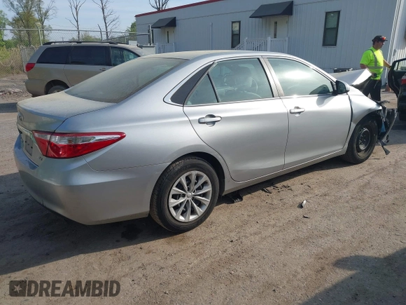 2017 Toyota Camry XLE z VIN 4T1BF1FK8HU376791, wystawiony jako IAAI lot #42114379 z przebiegiem 54 319 mil mil oraz . Historia ofert i sprzedaży dostępna na DreamBid. Obrazek 4.