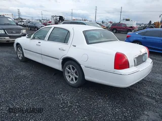 2007 Lincoln Town Car Signature Limited z VIN 1LNHM82V47Y622879, wystawiony jako IAAI lot #40921976 z przebiegiem 92 661 mil mil oraz . Historia ofert i sprzedaży dostępna na DreamBid. Obrazek 3.