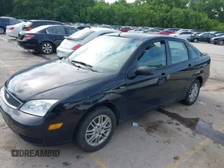 2007 Ford Focus S z VIN 1FAHP34N37W161610, wystawiony jako IAAI lot #42370742 z przebiegiem Nie podano mil oraz . Historia ofert i sprzedaży dostępna na DreamBid. Obrazek 2.