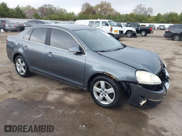 2008 Volkswagen Jetta SE z VIN 3VWRM71K18M135790, wystawiony jako IAAI lot #42165888 z przebiegiem 147 523 mil mil oraz . Historia ofert i sprzedaży dostępna na DreamBid. Obrazek 1.