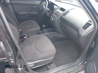 2010 Kia Soul z VIN KNDJT2A16A7195240, wystawiony jako IAAI lot #42450453 z przebiegiem 214 536 mil mil oraz . Historia ofert i sprzedaży dostępna na DreamBid. Obrazek 5.