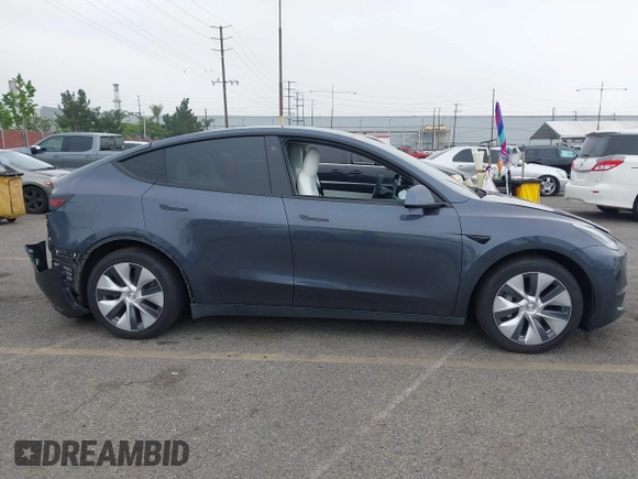 2021 Tesla Model Y Long Range with VIN 5YJYGDEEXMF092901, listed as a IAAI auction lot 42164866 with 61,240 mi miles and . Bid and sale history available at carsss.com. Image 14.