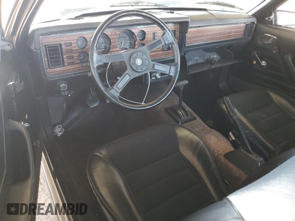 1983 Ford Mustang z VIN 1FABP26A1DF176922, wystawiony jako Copart lot #46378435 z przebiegiem 63 106 mil mil oraz Czysty tytuł • Clean title. Historia ofert i sprzedaży dostępna na DreamBid. Obrazek 8.