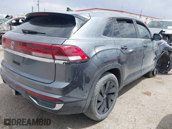 2024 Volkswagen Atlas SE z VIN 1V2JE2CA1RC252078, wystawiony jako IAAI lot #42061482 z przebiegiem 10 396 mil mil oraz . Historia ofert i sprzedaży dostępna na DreamBid. Obrazek 4.