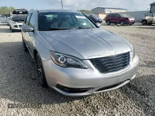 2013 Chrysler 200 Touring z VIN 1C3CCBBG7DN723383, wystawiony jako Copart lot #53302135 z przebiegiem 139 637 mil mil oraz Szkoda całkowita • Salvage title. Historia ofert i sprzedaży dostępna na DreamBid. Obrazek 13.
