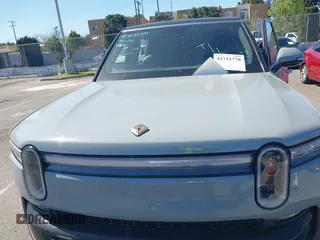 2025 Rivian R1S Adventure z VIN 7PDSGBBA1SN060468, wystawiony jako IAAI lot #41711770 z przebiegiem 2865 mil mil oraz . Historia ofert i sprzedaży dostępna na DreamBid. Obrazek 10.