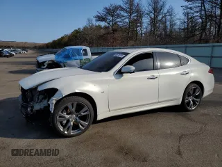 2015 Infiniti Q70 z VIN JN1BY1AR6FM561375, wystawiony jako Copart lot #46578795 z przebiegiem 147 080 mil mil oraz Szkoda całkowita • Salvage title. Historia ofert i sprzedaży dostępna na DreamBid. Obrazek 1.