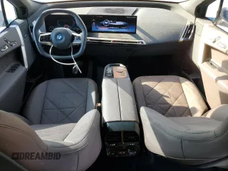 2024 BMW iX xDrive50 z VIN WB523CF06RCN03726, wystawiony jako Copart lot #48911045 z przebiegiem 38 051 mil mil oraz Szkody całkowita. Historia ofert i sprzedaży dostępna na DreamBid. Obrazek 8.