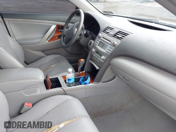 2009 Toyota Camry LE z VIN 4T1BK46K59U588966, wystawiony jako IAAI lot #42343044 z przebiegiem 157 284 mil mil oraz . Historia ofert i sprzedaży dostępna na DreamBid. Obrazek 5.