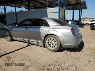 2013 Chrysler 300 S z VIN 2C3CCABG3DH587966, wystawiony jako Copart lot #61440645 z przebiegiem 167 547 mil mil oraz Czysty tytuł • Clean title. Historia ofert i sprzedaży dostępna na DreamBid. Obrazek 2.