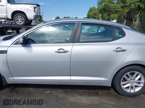 2013 Kia Optima LX z VIN 5XXGM4A72DG177062, wystawiony jako IAAI lot #42129883 z przebiegiem 144 097 mil mil oraz . Historia ofert i sprzedaży dostępna na DreamBid. Obrazek 14.