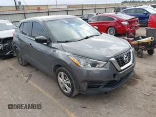 2020 Nissan Kicks S z VIN 3N1CP5BV7LL564219, wystawiony jako IAAI lot #41523603 z przebiegiem 62 255 mil mil oraz . Historia ofert i sprzedaży dostępna na DreamBid. Obrazek 1.