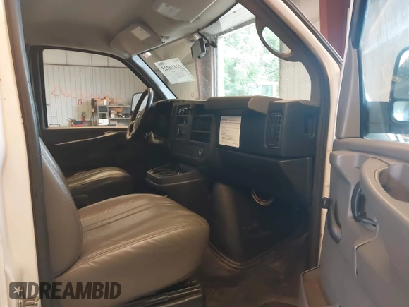 2013 Chevrolet Express Cargo z VIN 1GCSGAFX2D1162792, wystawiony jako IAAI lot #42610323 z przebiegiem 199 876 mil mil oraz . Historia ofert i sprzedaży dostępna na DreamBid. Obrazek 5.