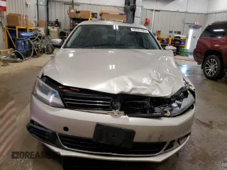 2014 Volkswagen Jetta SE with VIN 3VWD07AJ4EM229753, listed as a Copart auction lot 60331925 with 200,647 mi miles and Clean title. Bid and sale history available at DreamBid. Image 5.