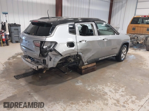 2018 Jeep Compass Latitude with VIN 3C4NJCBB3JT408614, listed as a IAAI auction lot 41301493 with 92,647 mi miles. Bid and sale history available at carsss.com. Image 4.