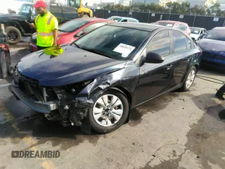 2015 Chevrolet Cruze LS z VIN 1G1PA5SG4F7236064, wystawiony jako IAAI lot #39160732 z przebiegiem 112 136 mil mil oraz . Historia ofert i sprzedaży dostępna na DreamBid. Obrazek 2.