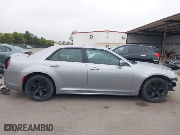 2018 Chrysler 300 S z VIN 2C3CCABG3JH266313, wystawiony jako IAAI lot #42397694 z przebiegiem 79 549 mil mil oraz . Historia ofert i sprzedaży dostępna na DreamBid. Obrazek 13.