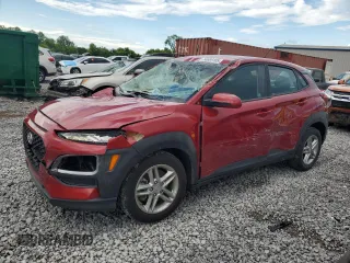 2021 Hyundai Kona SE z VIN KM8K1CAA4MU644545, wystawiony jako Copart lot #56588105 z przebiegiem 86 172 mil mil oraz Szkody całkowita. Historia ofert i sprzedaży dostępna na DreamBid. Obrazek 1.