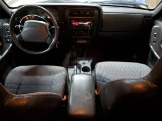 2000 Jeep Cherokee z VIN 1J4FF48S0YL153259, wystawiony jako Copart lot #52509955 z przebiegiem 204 042 mil mil oraz Czysty tytuł • Clean title. Historia ofert i sprzedaży dostępna na DreamBid. Obrazek 8.
